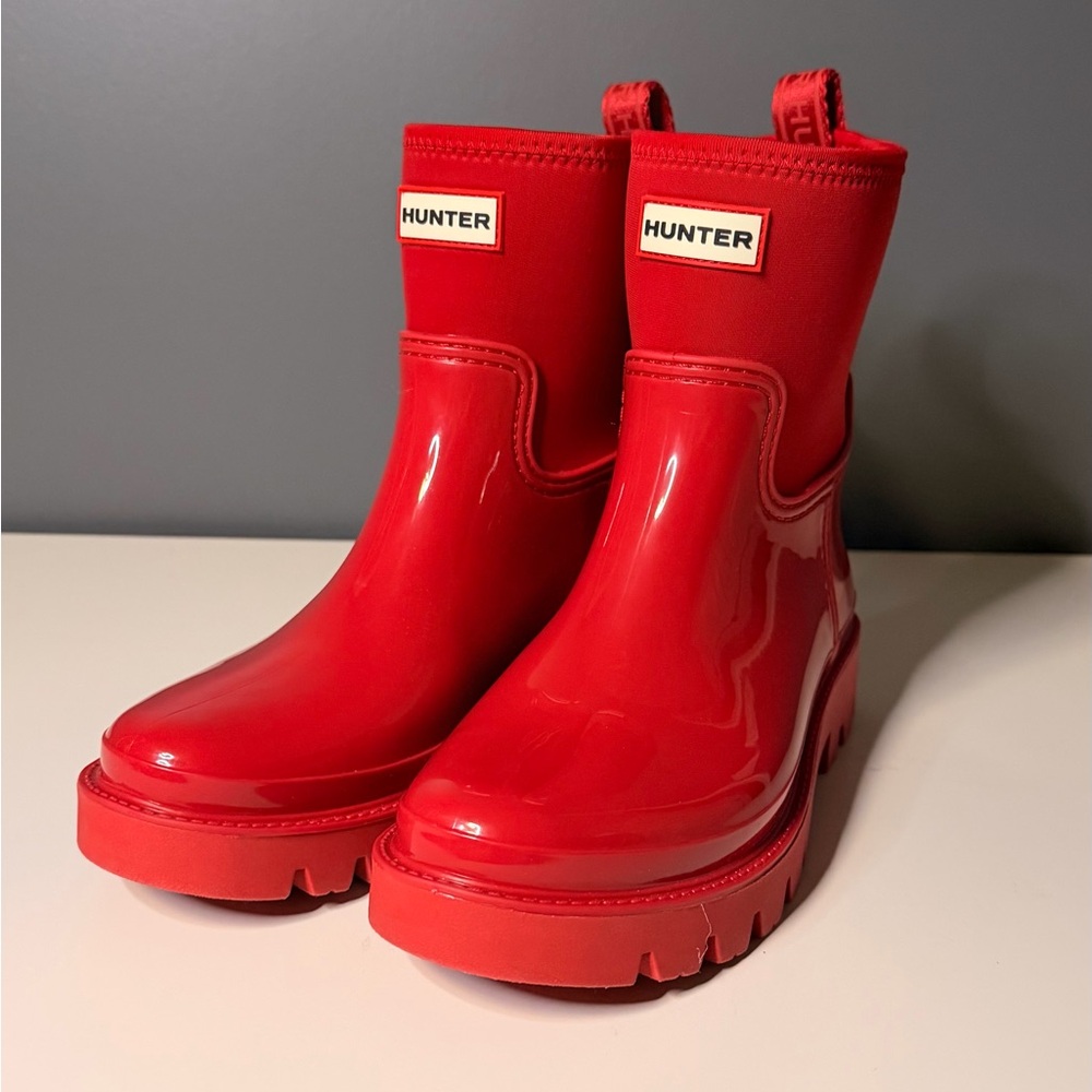 Brand New Hunter Women’s Short Gloss Red Play Boots